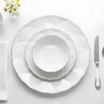 Masă festivă elegantă aranjată cu serviciul din opal Hexa Gold