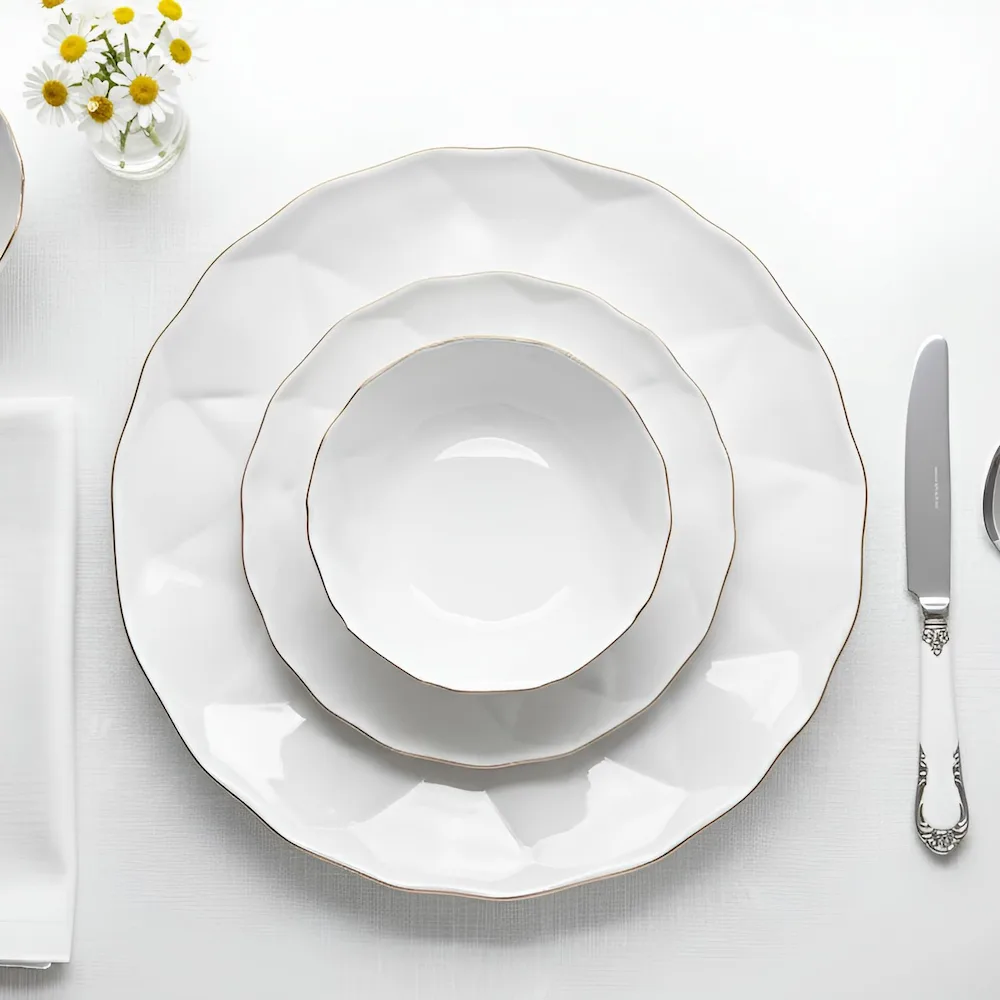 Masă festivă elegantă aranjată cu serviciul din opal Hexa Gold