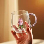 Cană din sticlă borosilicat Veselo Rose cu figurină 3D trandafir în interior