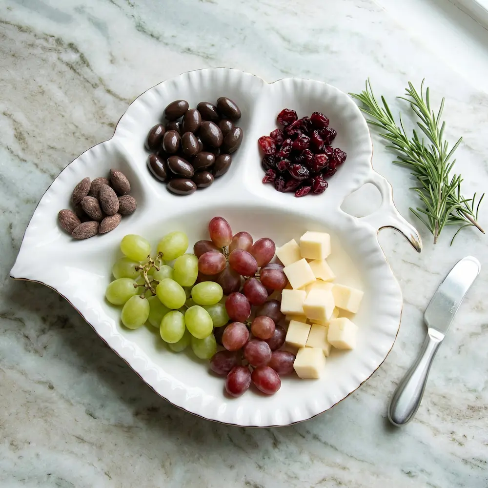 Platou compartimentat în formă de frunză din ceramică albă cu margini aurii