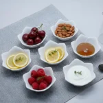 Mini-boluri Blossom folosite pentru servirea aperitivelor la o masă festivă