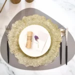 Detaliu textură suport farfurie auriu din plastic dur rezistent