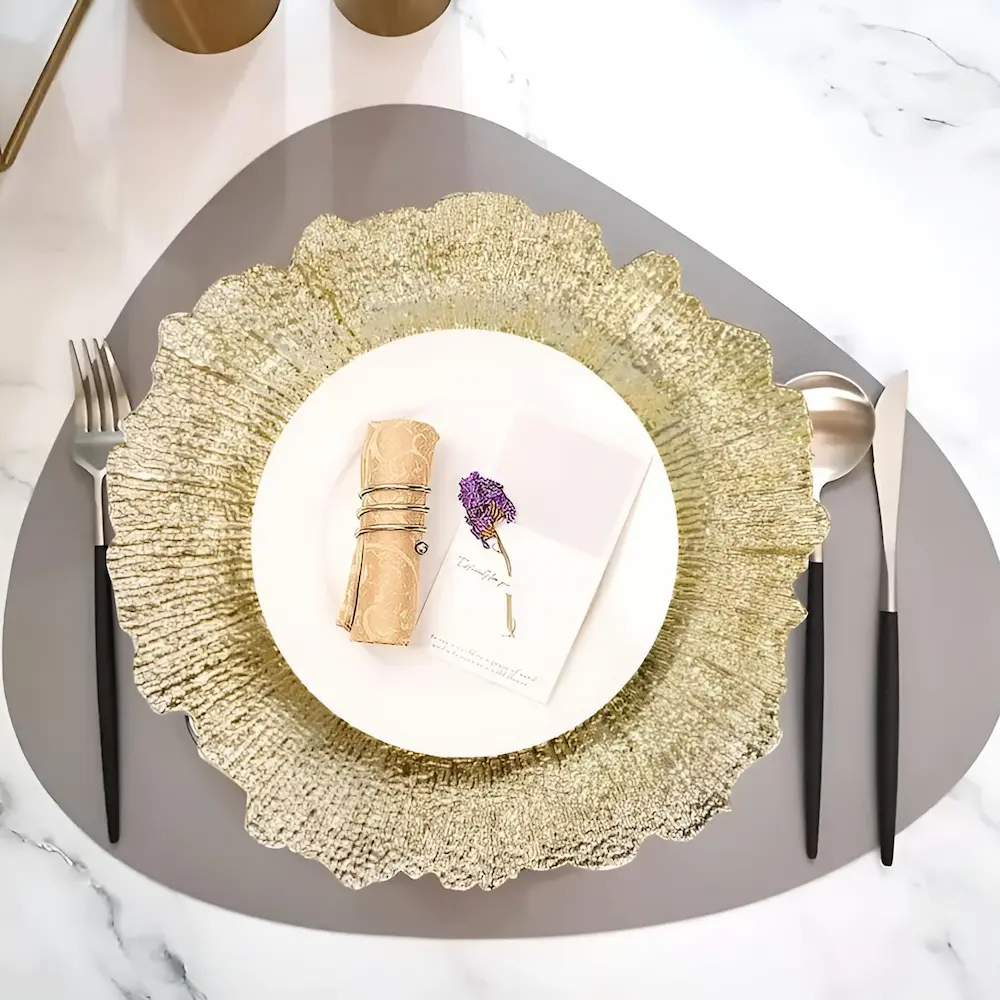 Detaliu textură suport farfurie auriu din plastic dur rezistent