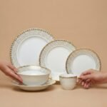 Detaliu bordură din foiță de aur de 24k și motive gri pe porțelan Mardin