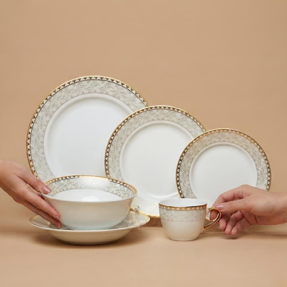 Detaliu bordură din foiță de aur de 24k și motive gri pe porțelan Mardin