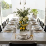 Detaliu motive gri-albăstrui și accente aurii pe farfurie din opal alb Lisa