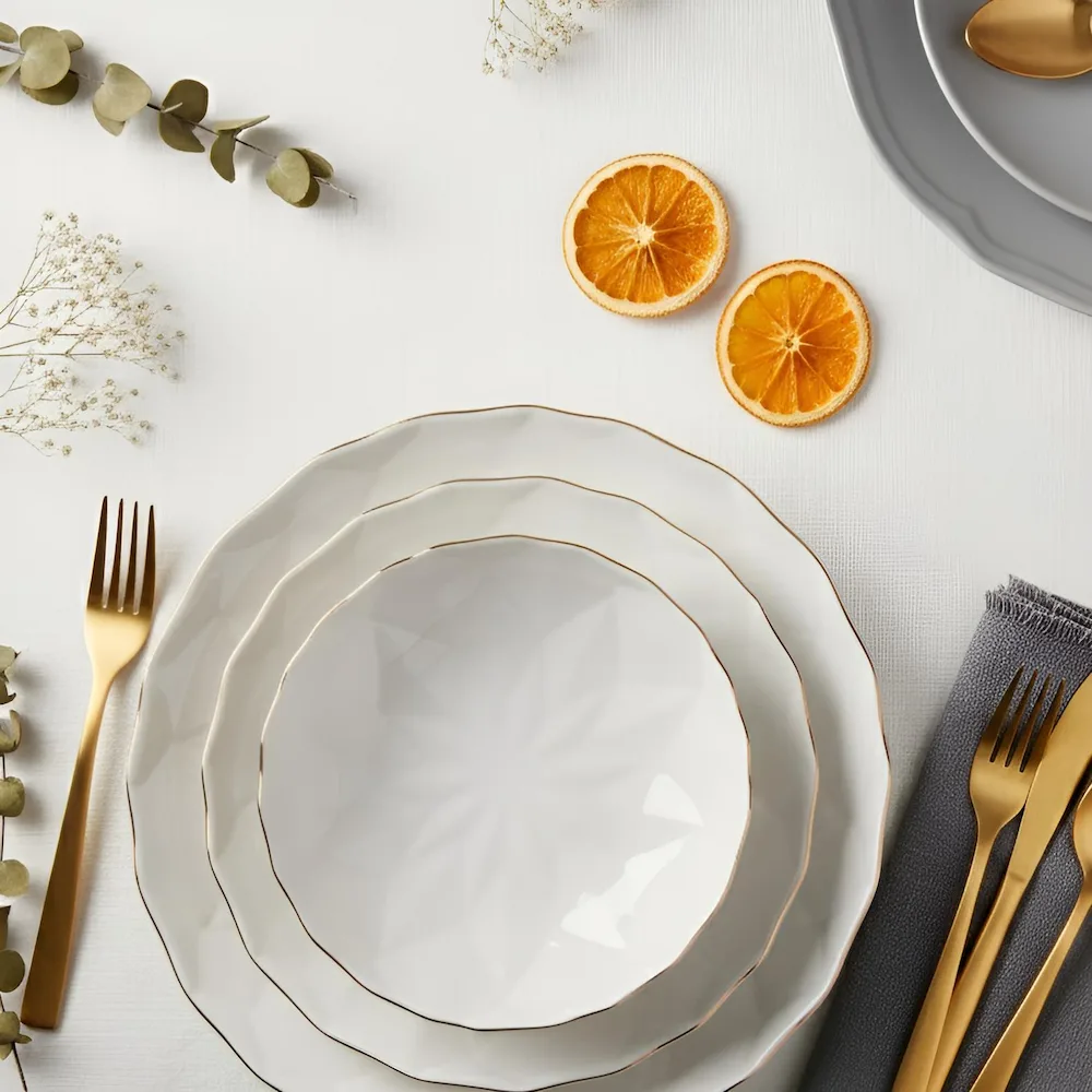 Cele trei modele de farfurii incluse în setul Hexa Gold: întinsă, adâncă și pentru desert, cu margini aurii