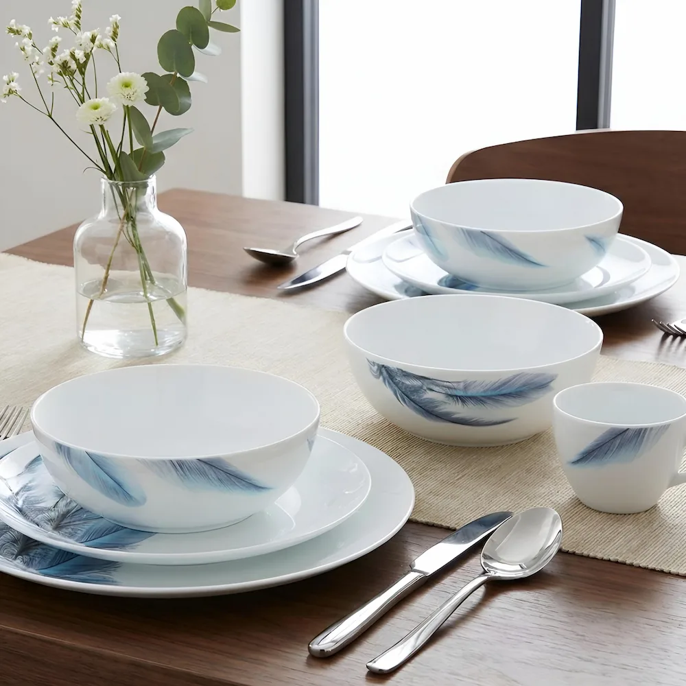 Detaliu motive albastre mediteraneene pe farfurie opal alb Veselo Ayhan