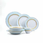 Fotografie de context cu masa aranjată pentru un eveniment festiv.