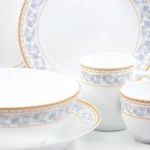 Masa festivă de 12 persoane decorată cu serviciul de masă din opal Veselo Lisa