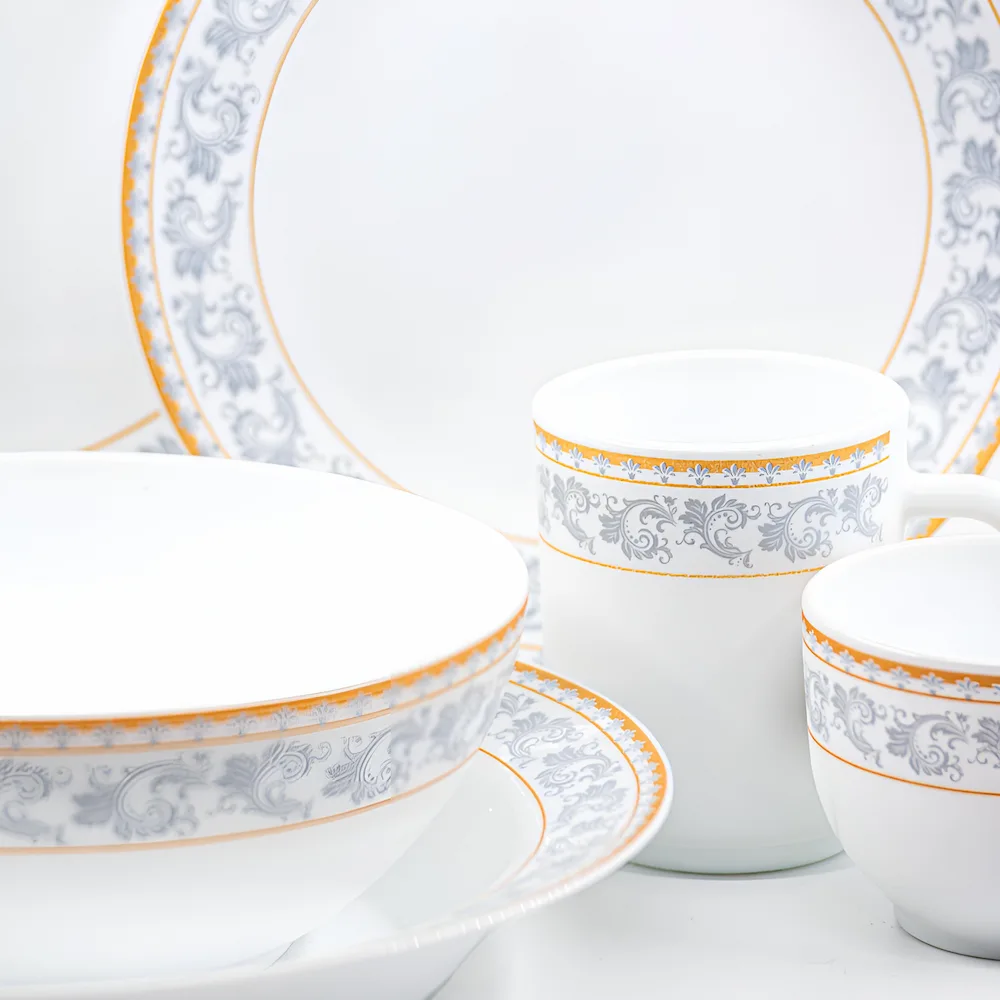 Masa festivă de 12 persoane decorată cu serviciul de masă din opal Veselo Lisa